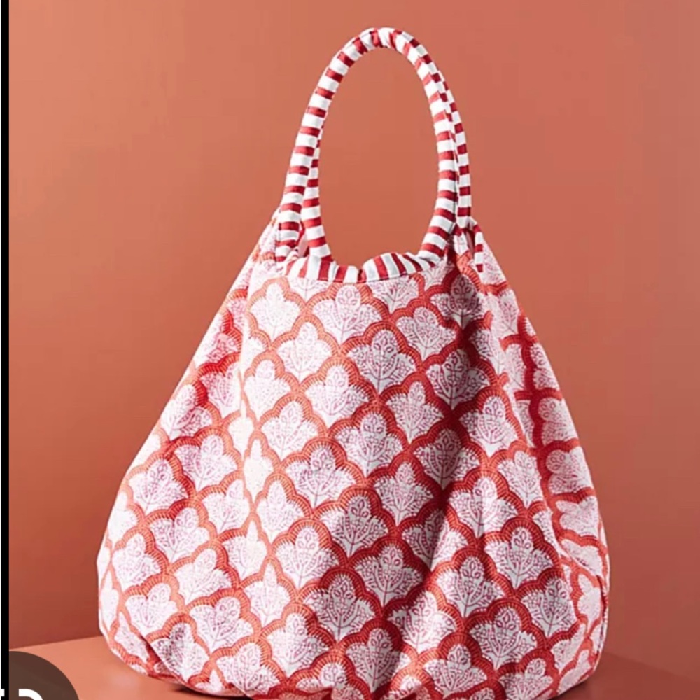 Canvas
Rolled Handles
Canvas Lining & Dual Interior Pockets
Open Top